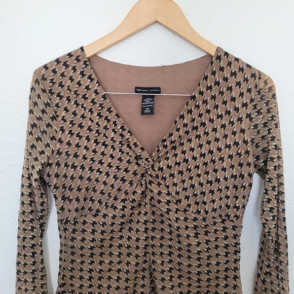 New York & Company | Y2k Houndstooth Tan Black V-Neck Rouched Twist Blouse 00s - Picture 2 of 10